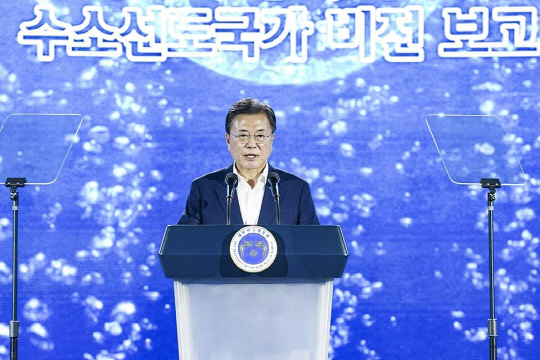 지난 7일 문재인 대통령이 인천에서 열린 수소경제 성과 및 수소 선도국가 비전 보고 행사에서 발언을 하고 있다. 박수현 청와대 국민소통수석 페이스북 화면 캡처.